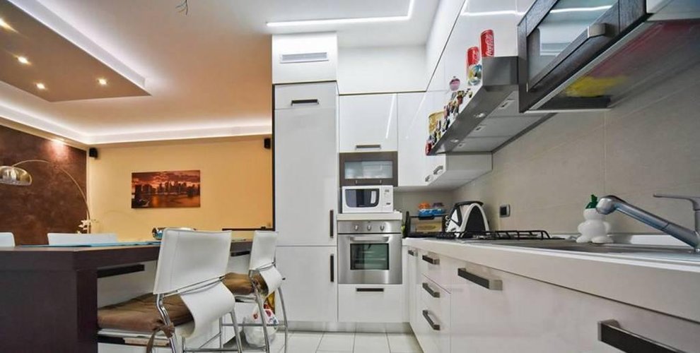 TRE LOCALI APPENA RISTRUTTURATO ULTIMO PIANO Carugate