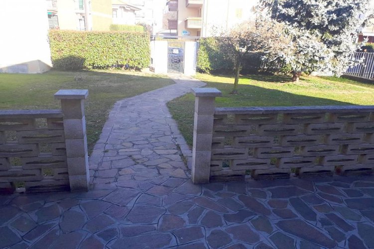 VILLA SINGOLA CON 1200 mq DI GIARDINO Gessate