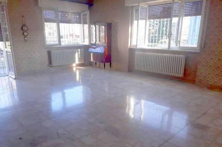 VILLA SINGOLA CON 1200 mq DI GIARDINO Gessate