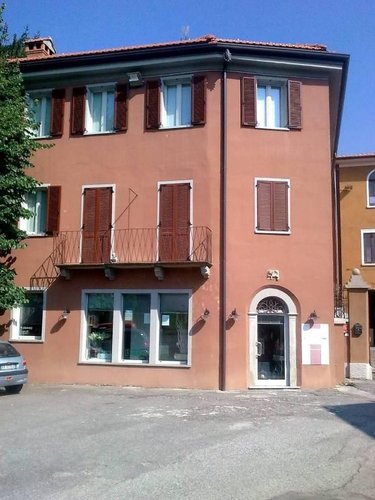 spazio commerciale in palazzina d'epoca.