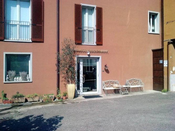 spazio commerciale in palazzina d'epoca. Olgiate Molgora