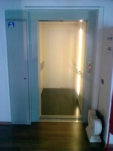 spazio commerciale in palazzina d'epoca. Olgiate Molgora