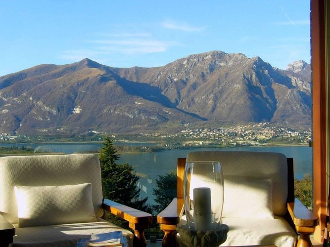 Prestigiosa villa fronte lago Oggiono