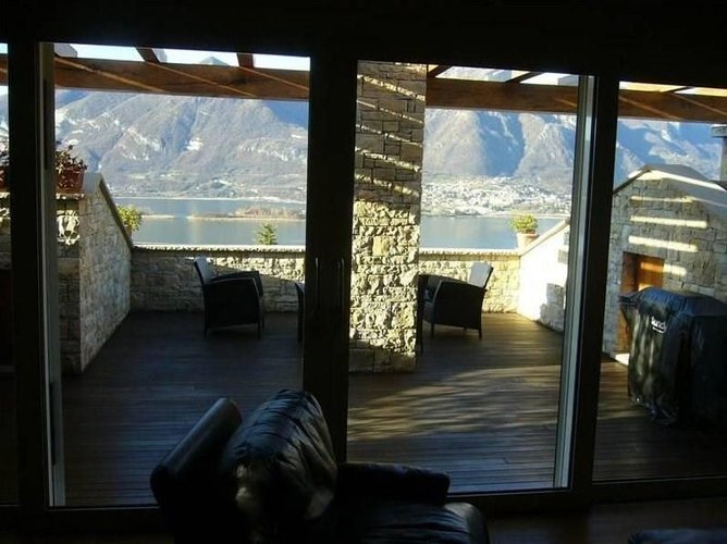 Prestigiosa villa fronte lago Oggiono