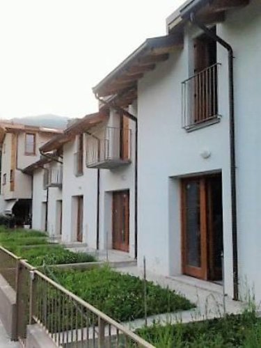 villetta a schiera immersa nel verde Valgreghentino