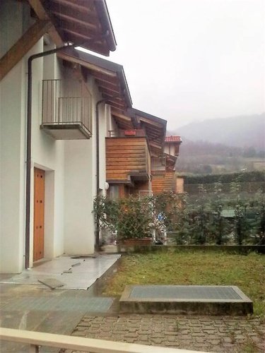 villetta a schiera immersa nel verde Valgreghentino