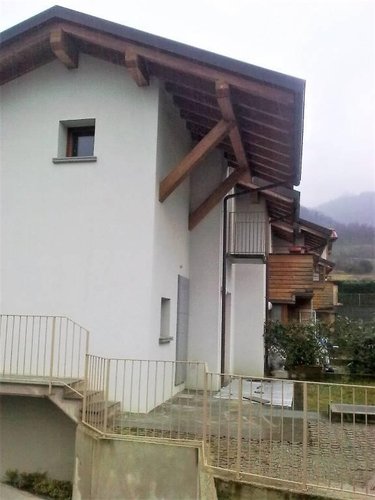 villetta a schiera immersa nel verde Valgreghentino