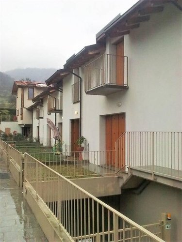 villetta a schiera immersa nel verde Valgreghentino