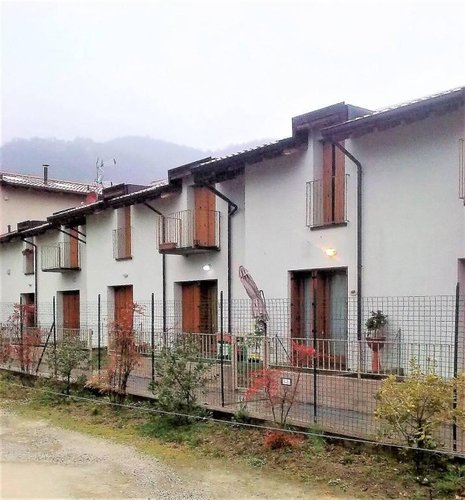 villetta a schiera immersa nel verde Valgreghentino