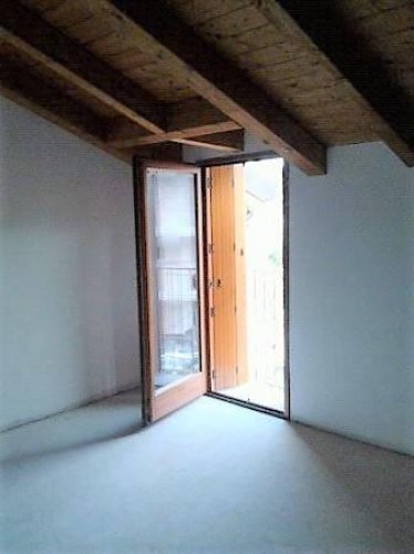 villetta a schiera immersa nel verde Valgreghentino