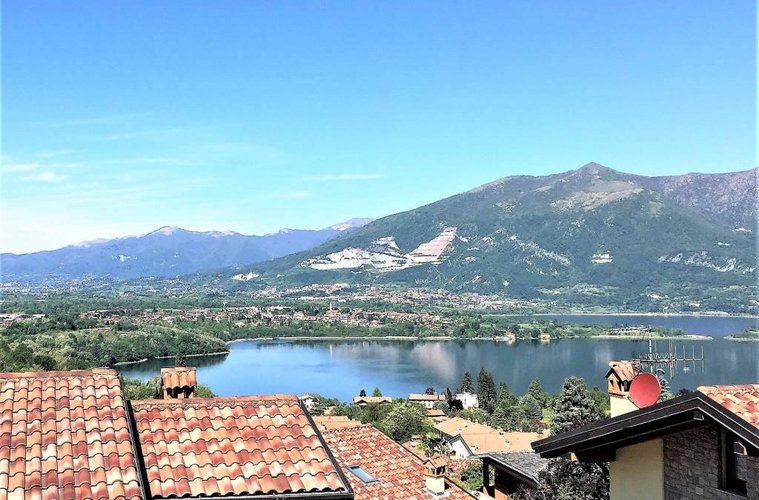 Prestigiosa villa con vista panoramica Oggiono