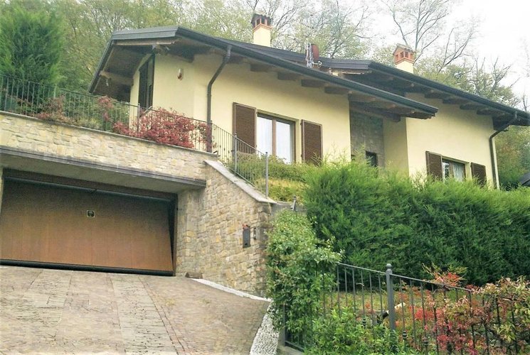 Prestigiosa villa con vista panoramica Oggiono