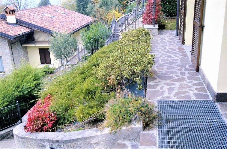 Prestigiosa villa con vista panoramica Oggiono