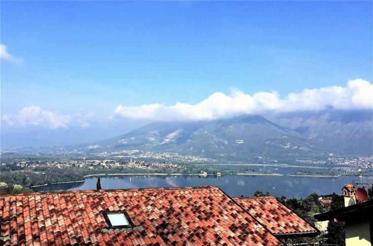 Prestigiosa villa con vista panoramica Oggiono