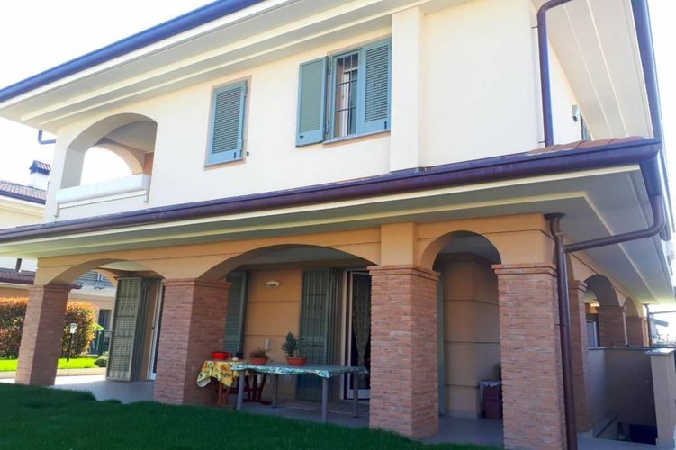 SPLENDIDA VILLA BIFAMILIARE DEL 2015 Bussero