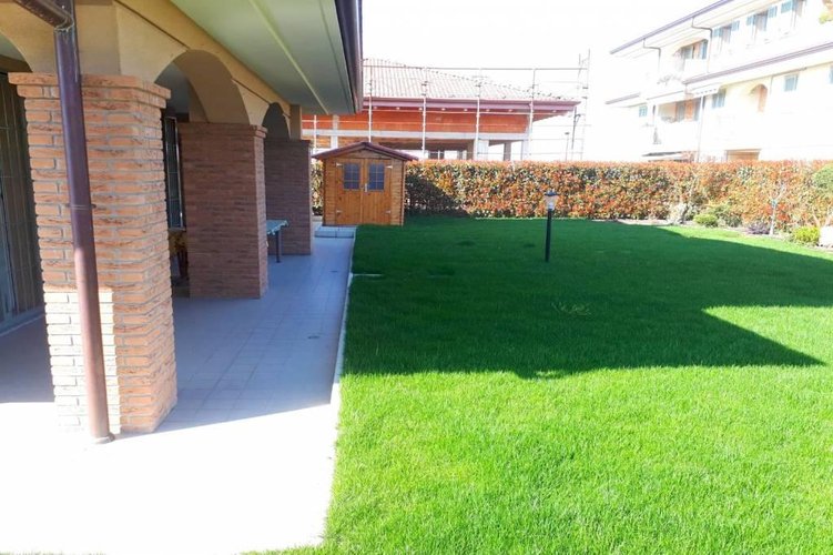 SPLENDIDA VILLA BIFAMILIARE DEL 2015 Bussero