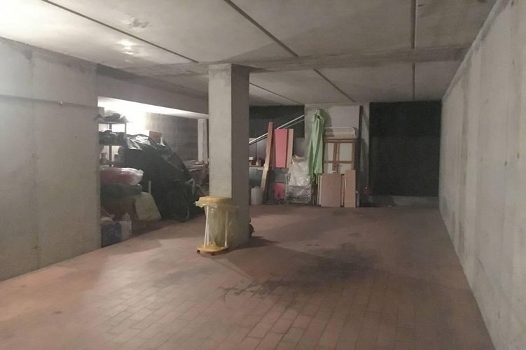 AMPIO BOX/MAGAZZINO DI 50 MQ