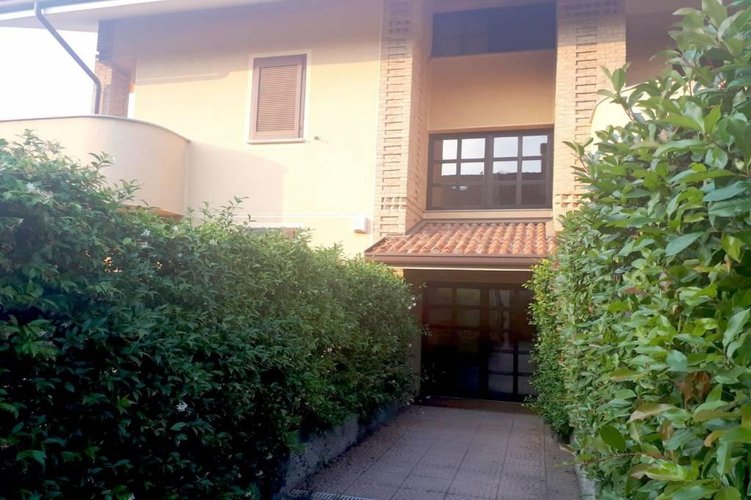 TRILOCALE CON TERRAZZO Masate