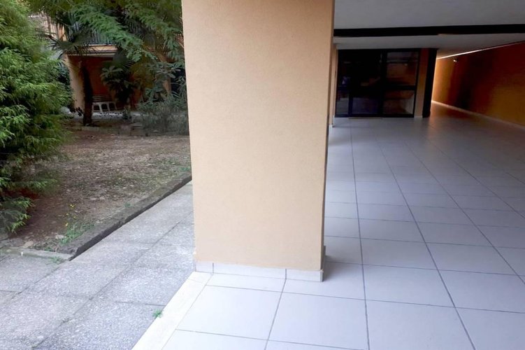 TRE LOCALI CON CUCINA ABITABILE IN CENTRO PAESE Carugate