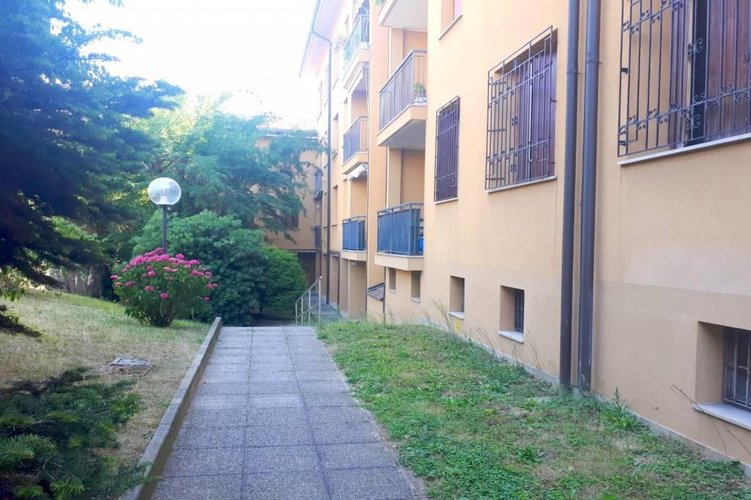 TRE LOCALI CON CUCINA ABITABILE IN CENTRO PAESE Carugate