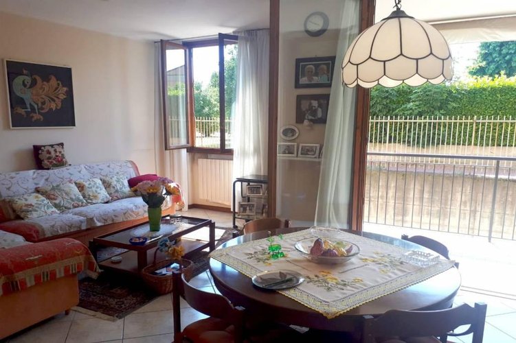 TRE LOCALI CON CUCINA ABITABILE IN CENTRO PAESE Carugate