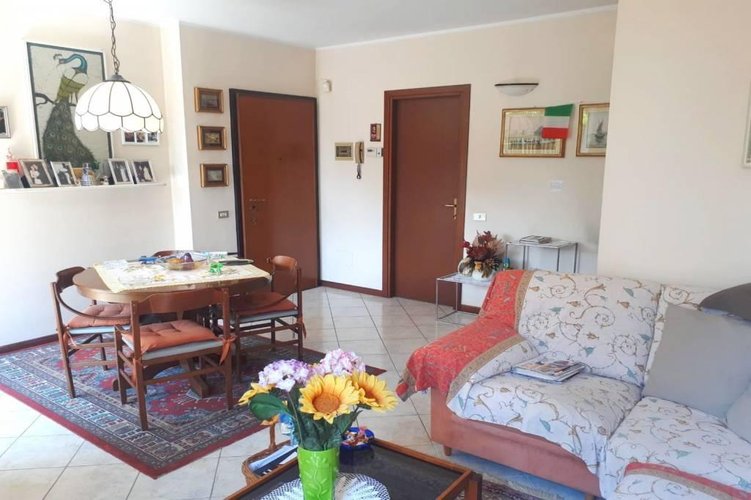 TRE LOCALI CON CUCINA ABITABILE IN CENTRO PAESE Carugate