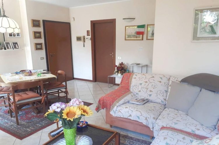 TRE LOCALI CON CUCINA ABITABILE IN CENTRO PAESE Carugate