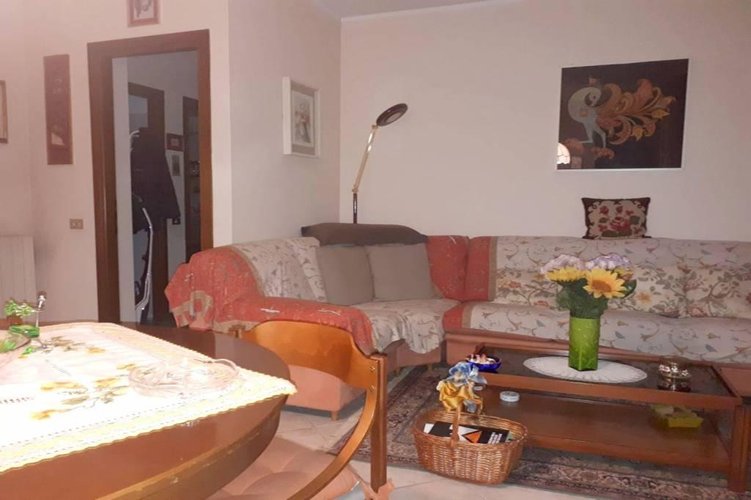 TRE LOCALI CON CUCINA ABITABILE IN CENTRO PAESE Carugate