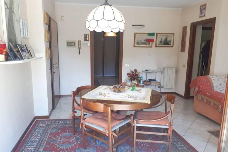 TRE LOCALI CON CUCINA ABITABILE IN CENTRO PAESE Carugate