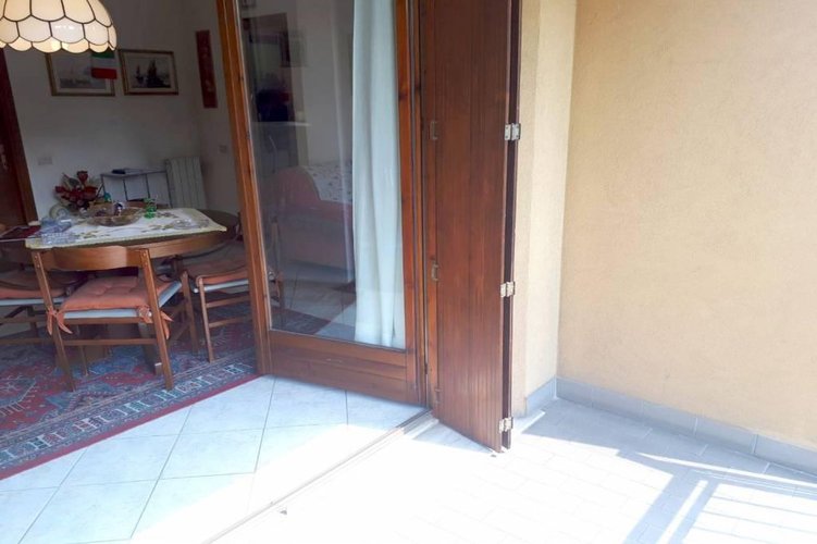 TRE LOCALI CON CUCINA ABITABILE IN CENTRO PAESE Carugate