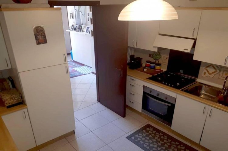 TRE LOCALI CON CUCINA ABITABILE IN CENTRO PAESE Carugate