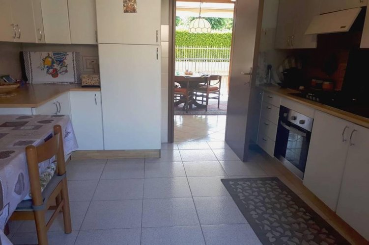 TRE LOCALI CON CUCINA ABITABILE IN CENTRO PAESE Carugate