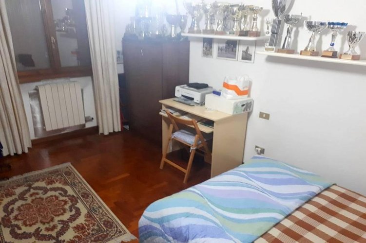 TRE LOCALI CON CUCINA ABITABILE IN CENTRO PAESE Carugate