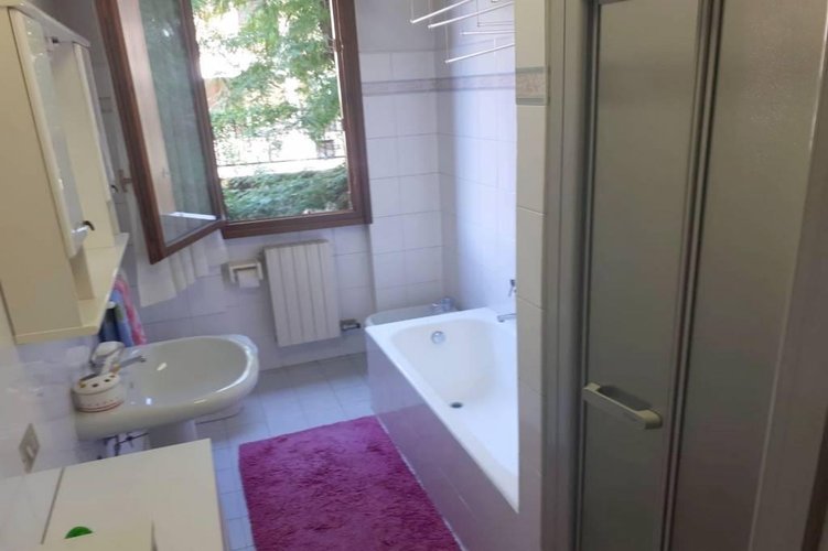 TRE LOCALI CON CUCINA ABITABILE IN CENTRO PAESE Carugate