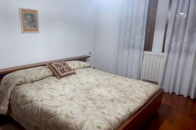 TRE LOCALI CON CUCINA ABITABILE IN CENTRO PAESE Carugate