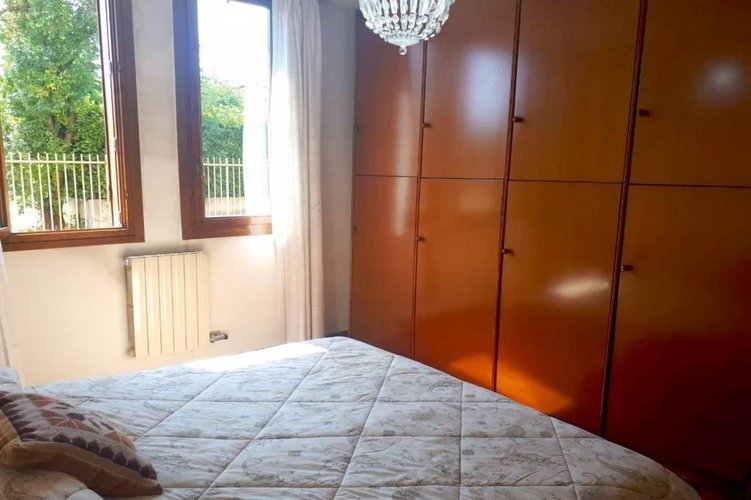 TRE LOCALI CON CUCINA ABITABILE IN CENTRO PAESE Carugate