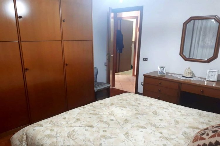 TRE LOCALI CON CUCINA ABITABILE IN CENTRO PAESE Carugate