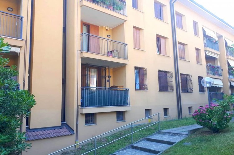 TRE LOCALI CON CUCINA ABITABILE IN CENTRO PAESE Carugate