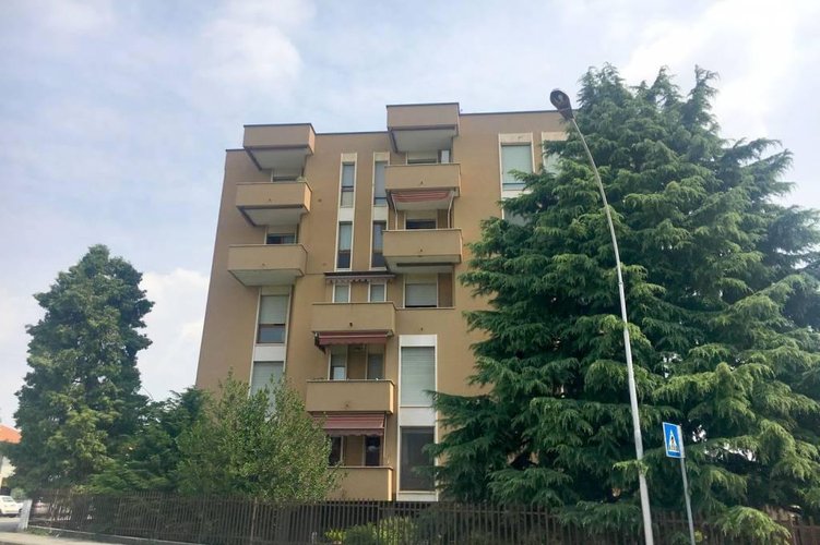 AMPIO TRE LOCALI AL PIANO ALTO Basiano