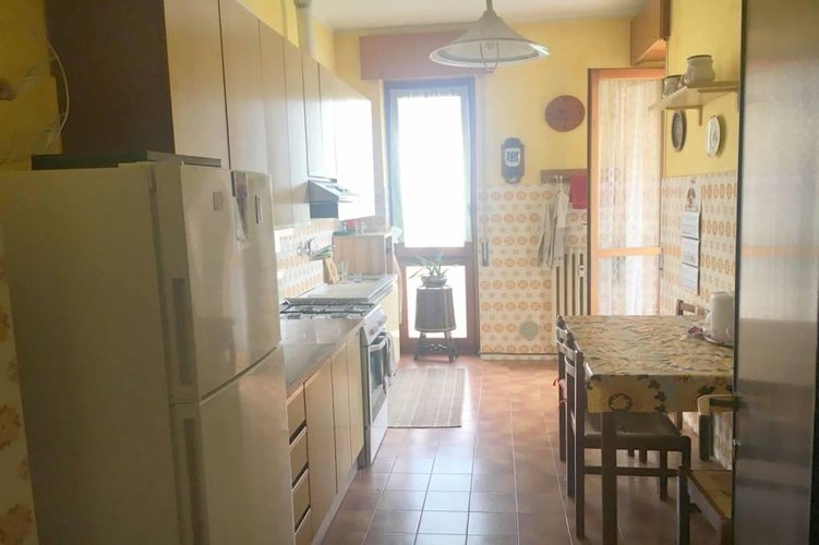 AMPIO TRE LOCALI AL PIANO ALTO Basiano