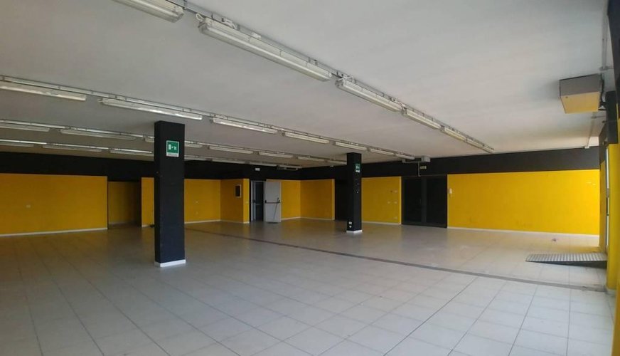AFFITTASI Luminoso negozio su Strada Francesca
