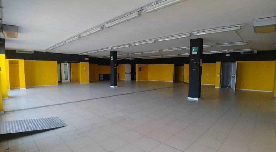 AFFITTASI Luminoso negozio su Strada Francesca Urgnano