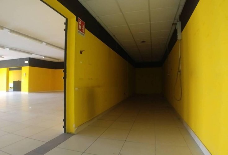 AFFITTASI Luminoso negozio su Strada Francesca Urgnano