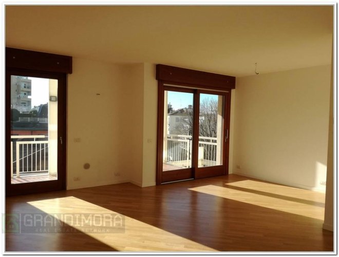 bilocale grande terrazzo vivibile piano alto