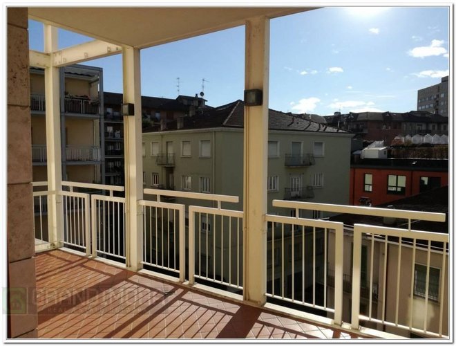 bilocale grande terrazzo vivibile piano alto Bergamo