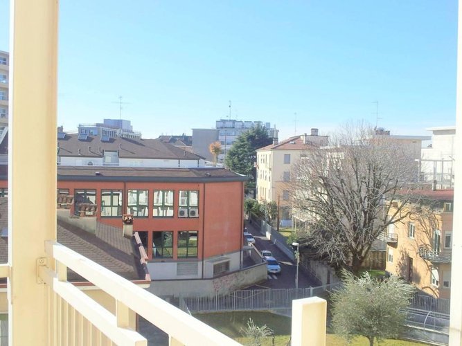 bilocale grande terrazzo vivibile piano alto Bergamo