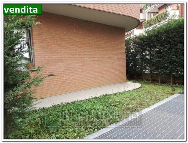 in contesto lusso bilocale con patio coperto e giardino Bergamo