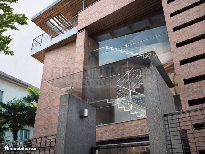 in contesto lusso bilocale con patio coperto e giardino Bergamo