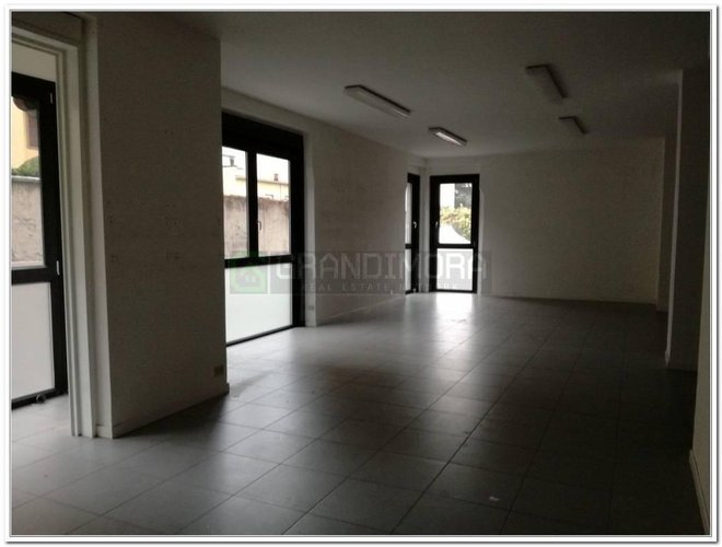 negozio fronte strada Bergamo