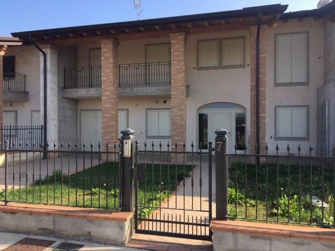 VILLETTA A SCHIERA Calvisano